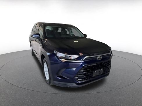 Used 2025 Toyota Grand Highlander LE image 3