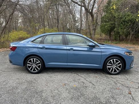 Used 2025 Volkswagen Jetta SE image 4