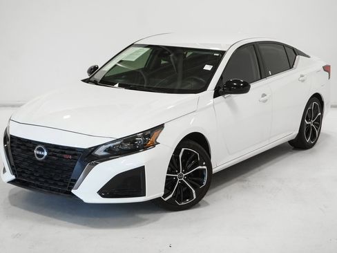 Used 2023 Nissan Altima 2.5 SR image 2