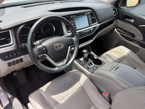 Used 2016 Toyota Highlander Limited Platinum FWD image 4