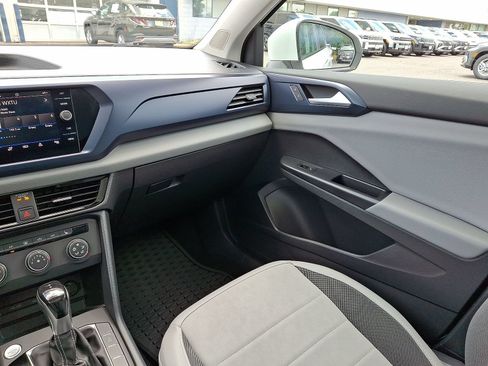 Used 2022 Volkswagen Taos SE w/ Panoramic Sunroof Package FWD image 11