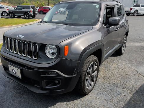 Used 2017 Jeep Renegade Latitude w/ Cold Weather Group image 3