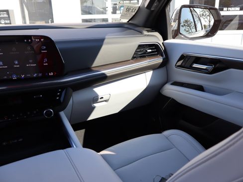 Used 2025 Chevrolet Tahoe Premier AWD/4WD image 16
