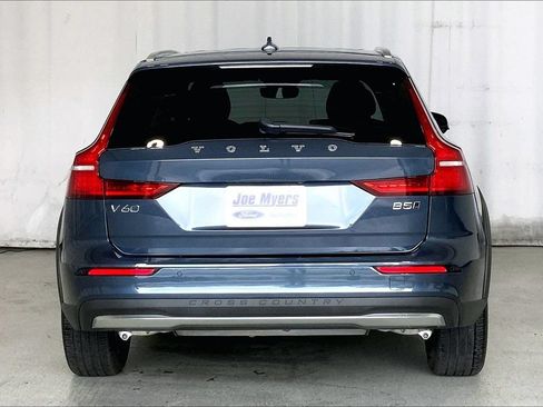 Used 2025 Volvo V60 B5 Cross Country Plus AWD/4WD image 3