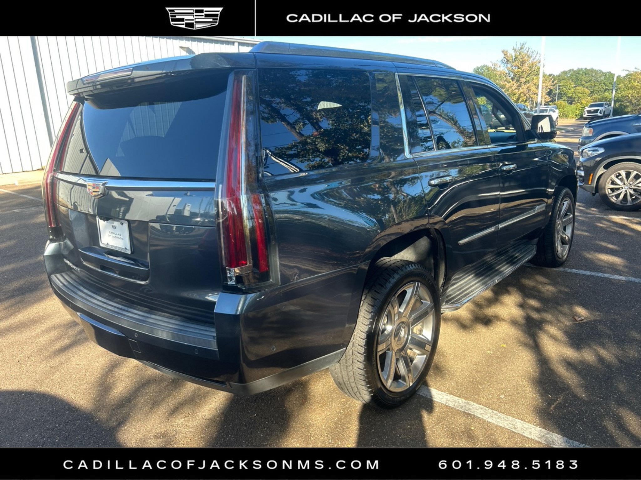 Used 2019 Cadillac Escalade Luxury AWD/4WD image 2