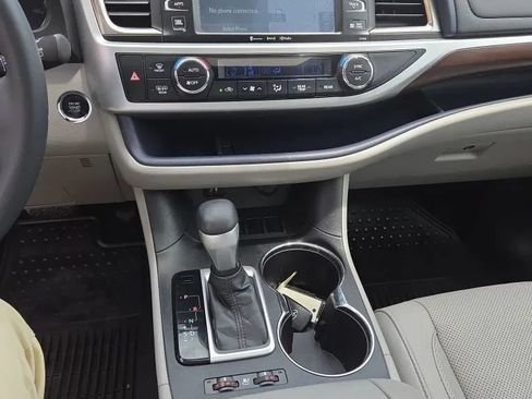 Used 2016 Toyota Highlander Limited w/ Driver Technology Package FWD image 16