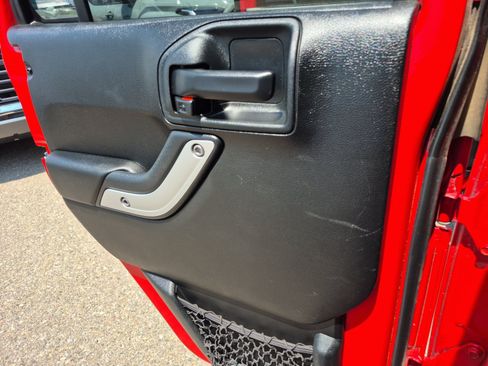 Used 2018 Jeep Wrangler Unlimited Rubicon w/ Connectivity Group AWD/4WD image 19
