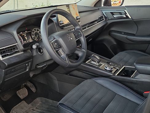 Used 2024 Mitsubishi Outlander SE image 7