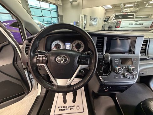 Used 2017 Toyota Sienna SE FWD image 13
