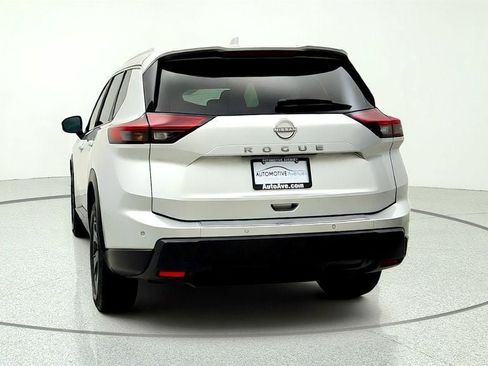 Used 2025 Nissan Rogue SV w/ SV Premium Package FWD image 6