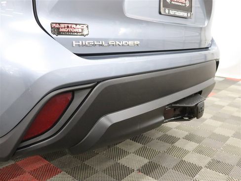 Used 2021 Toyota Highlander XLE AWD/4WD image 11