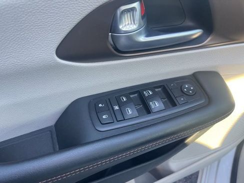 Used 2017 Chrysler Pacifica Touring-L image 15