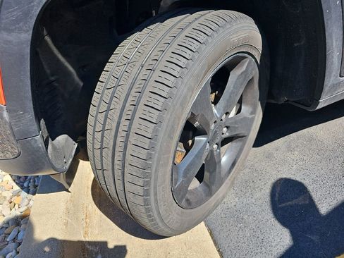 Used 2024 Jeep Grand Cherokee Limited w/ Black Appearance Package image 28