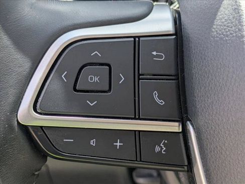 Used 2023 Toyota Highlander XLE FWD image 14