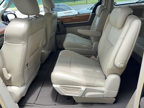 Used 2008 Chrysler Town & Country Limited image 16