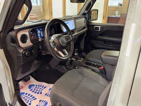 Used 2024 Jeep Wrangler Unlimited Sahara image 10