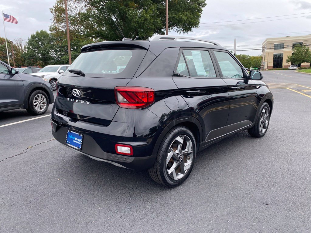 Certified 2024 Hyundai Venue SEL FWD image 4