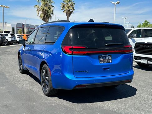 New 2026 Chrysler Pacifica Select image 4