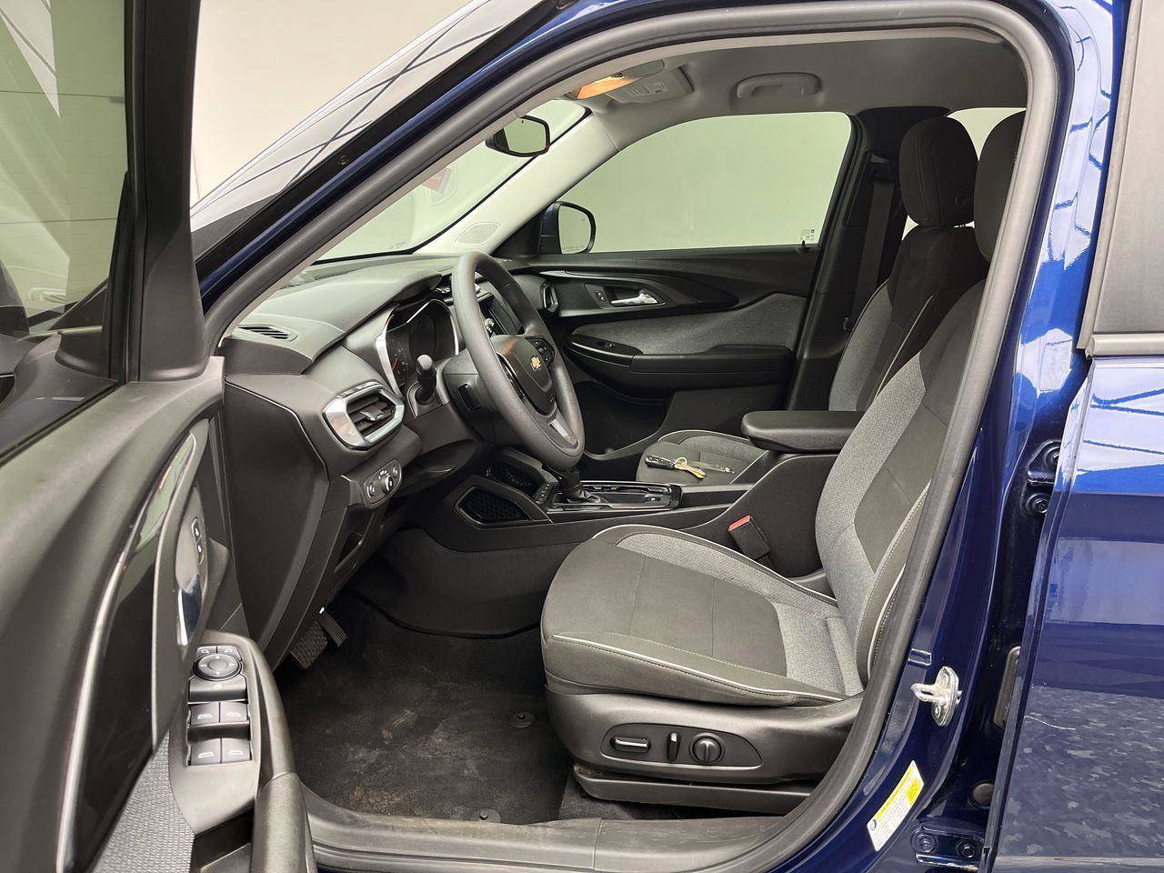 Used 2022 Chevrolet TrailBlazer LT w/ Convenience Package AWD/4WD image 3