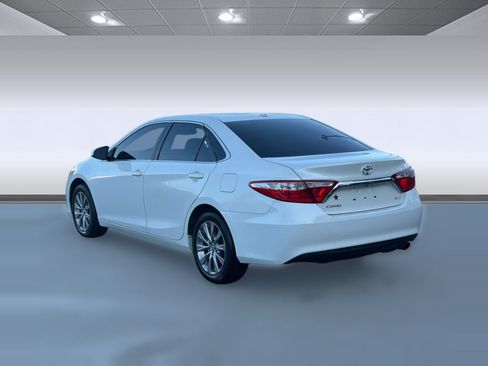 Used 2016 Toyota Camry XLE w/ Moonroof Package FWD image 3