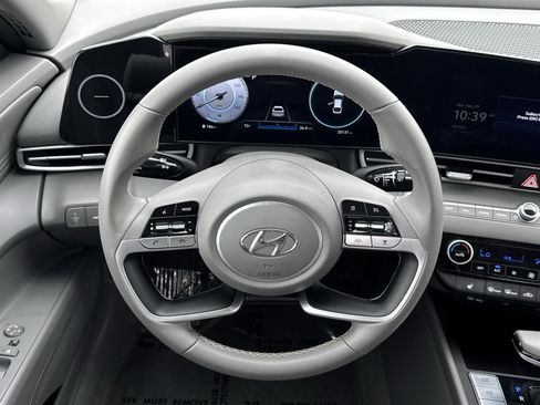 Used 2023 Hyundai Elantra SEL w/ Convenience Package image 9