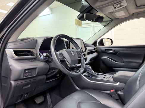 Used 2021 Toyota Highlander XLE AWD/4WD image 15