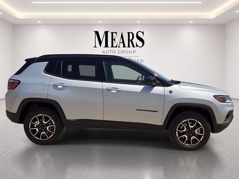 Used 2024 Jeep Compass Trailhawk AWD/4WD image 6