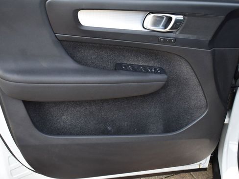 Used 2022 Volvo XC40 T5 Momentum w/ Premium Package image 32