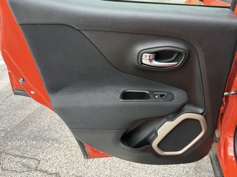 Used 2016 Jeep Renegade Latitude FWD image 22