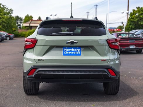 Used 2024 Chevrolet Trax RS w/ Sunroof Package FWD image 10