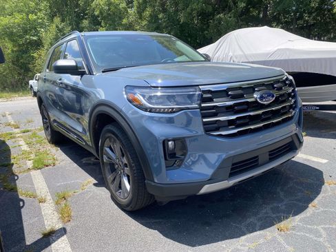 Used 2025 Ford Explorer Active w/ Active Comfort Package AWD/4WD image 2