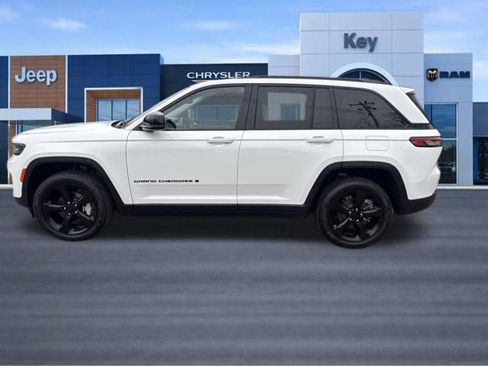 Used 2023 Jeep Grand Cherokee Limited w/ Black Appearance Package AWD/4WD image 8