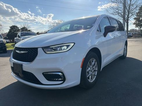 Used 2025 Chrysler Pacifica Select image 7