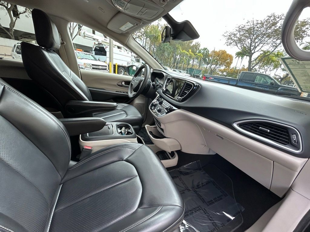 Used 2023 Chrysler Pacifica Touring-L FWD image 29