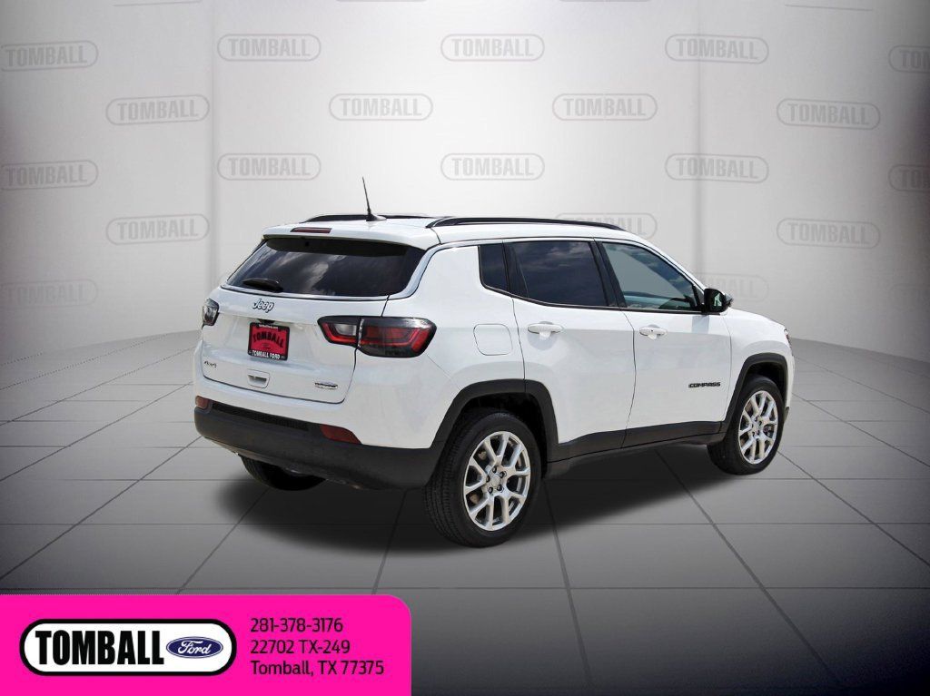 Used 2024 Jeep Compass Latitude w/ Sun and Sound Group AWD/4WD image 7
