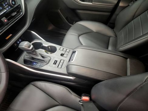Used 2024 Toyota Highlander XLE AWD/4WD image 37
