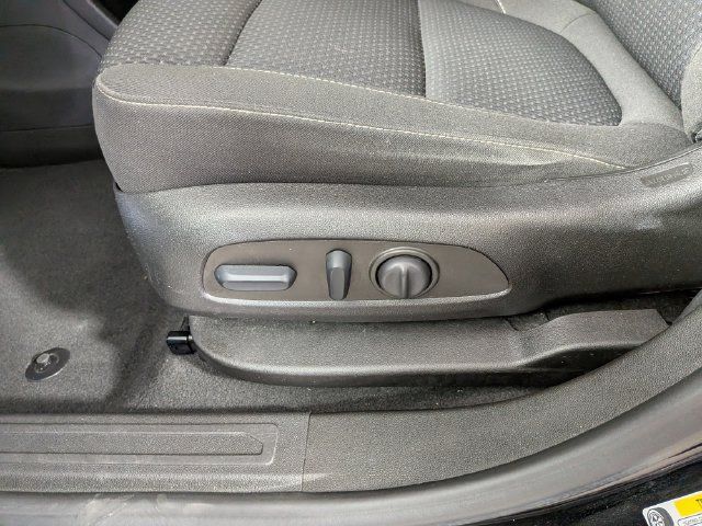 Used 2022 GMC Acadia SLE w/ Driver Convenience Package FWD image 15