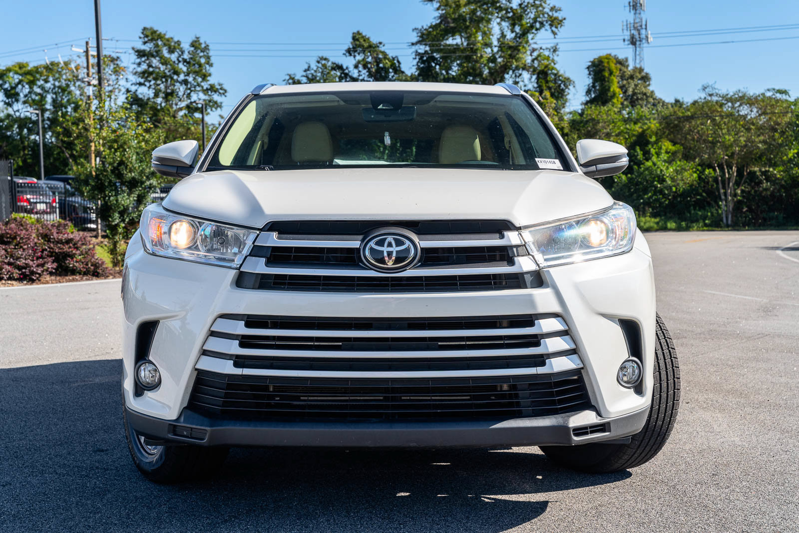 Used 2019 Toyota Highlander XLE FWD image 2