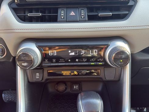 Used 2019 Toyota RAV4 XLE Premium FWD image 14