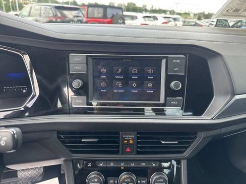 Used 2024 Volkswagen Jetta SE FWD image 16