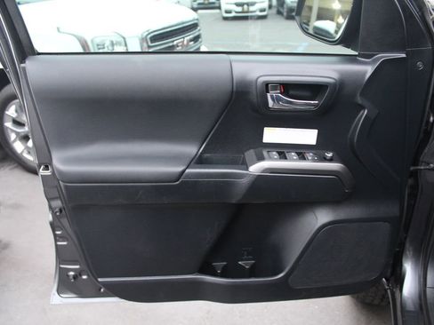 Used 2018 Toyota Tacoma TRD Off-Road image 21