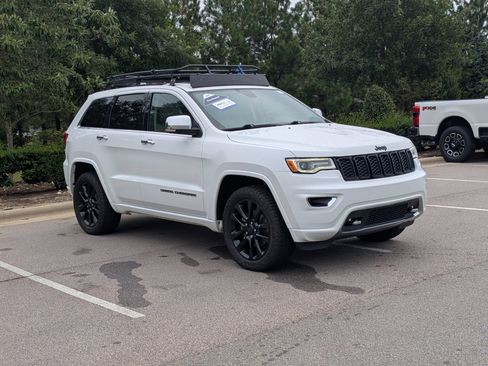 Used 2017 Jeep Grand Cherokee Overland AWD/4WD image 2