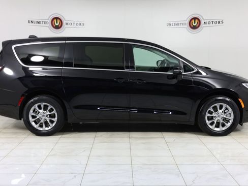 Used 2024 Chrysler Pacifica Touring-L AWD/4WD image 2