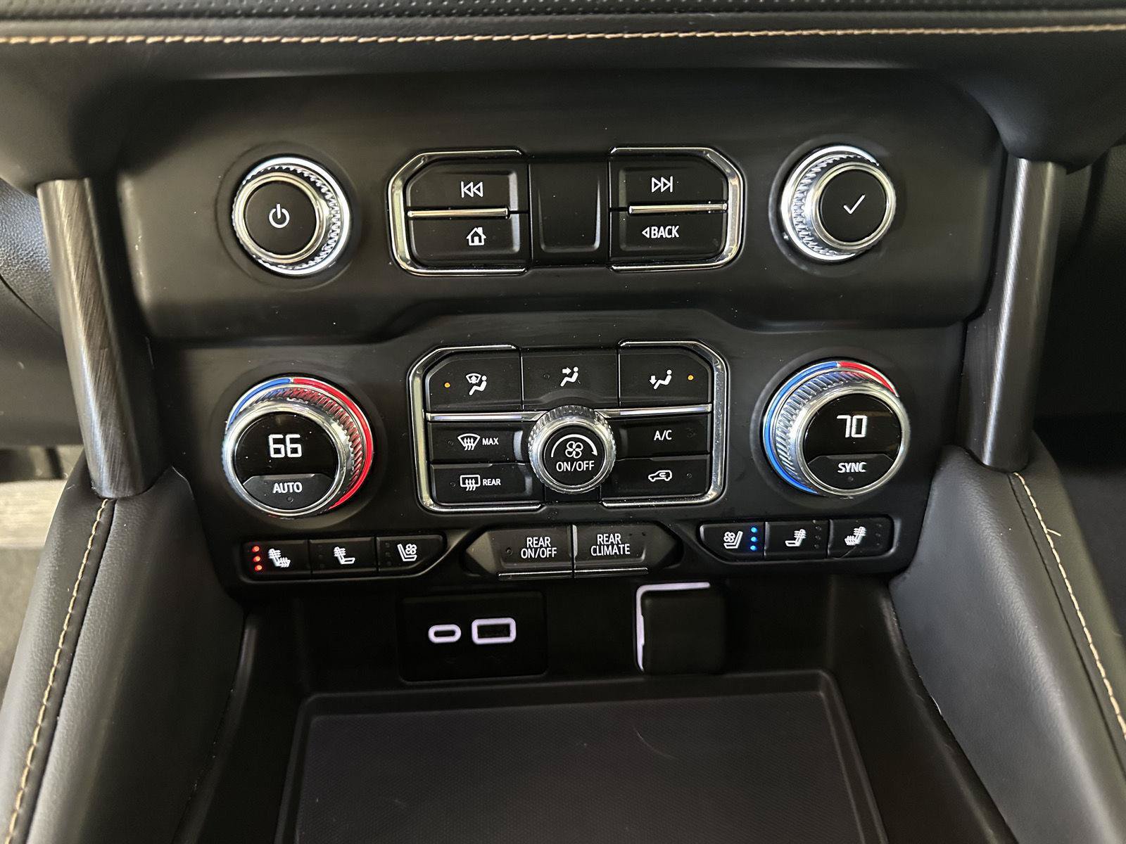 Used 2024 GMC Yukon AT4 w/ Technology Package AWD/4WD image 29