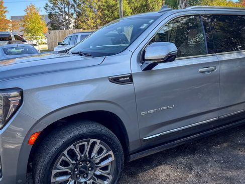 Used 2023 GMC Yukon XL Denali Ultimate image 3