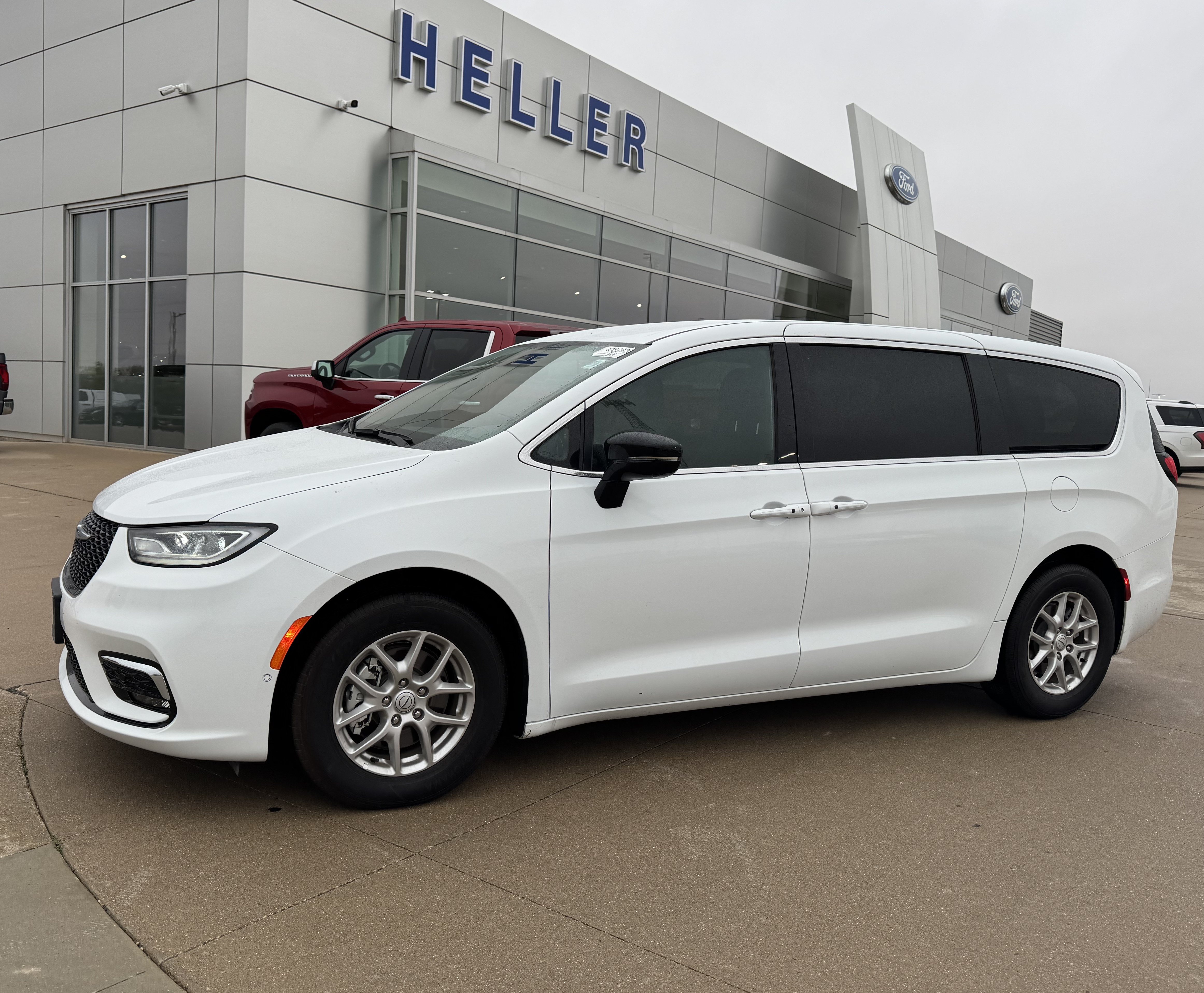 Used 2026 Chrysler Pacifica Select FWD image 3