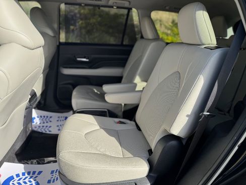 Used 2025 Toyota Grand Highlander AWD image 19