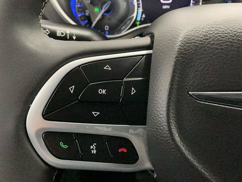 Used 2023 Chrysler Pacifica Touring-L w/ Uconnect Theater Family Group AWD/4WD image 26