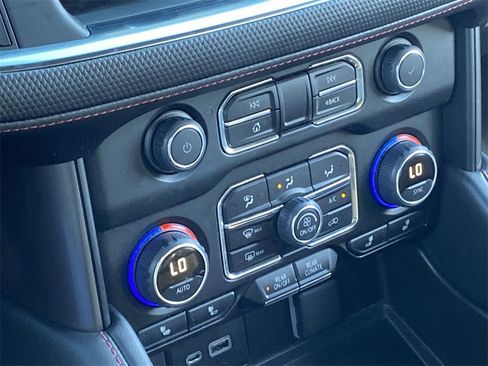 Used 2022 Chevrolet Suburban RST w/ Luxury Package image 18