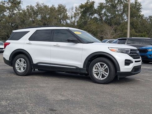 Used 2020 Ford Explorer XLT image 3